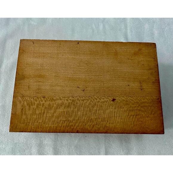 Art Nouveau  carved  tiger maple wood  trinket box - Picture 7 of 7